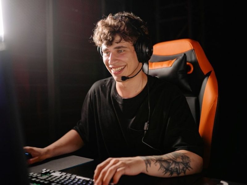 Twórca gamingowy podczas streamu promującego grę indie